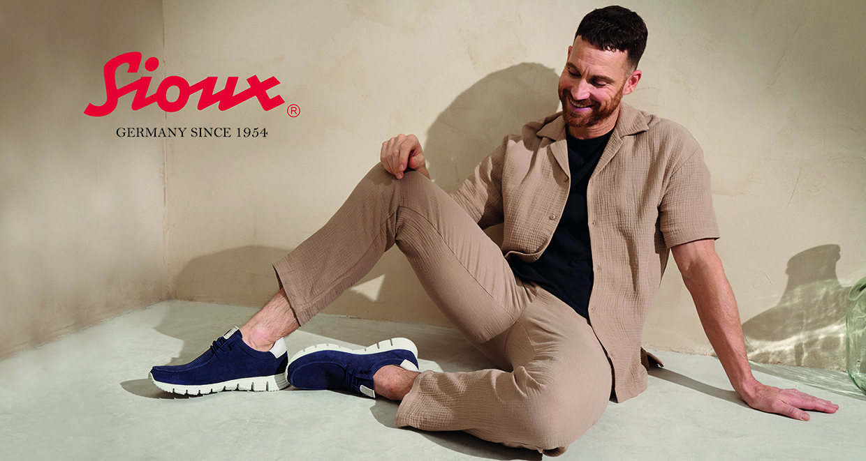 Sioux Logo und ein Mann trägt Halbschuhe Sioux Logo und ein Mann trägt Halbschuhe